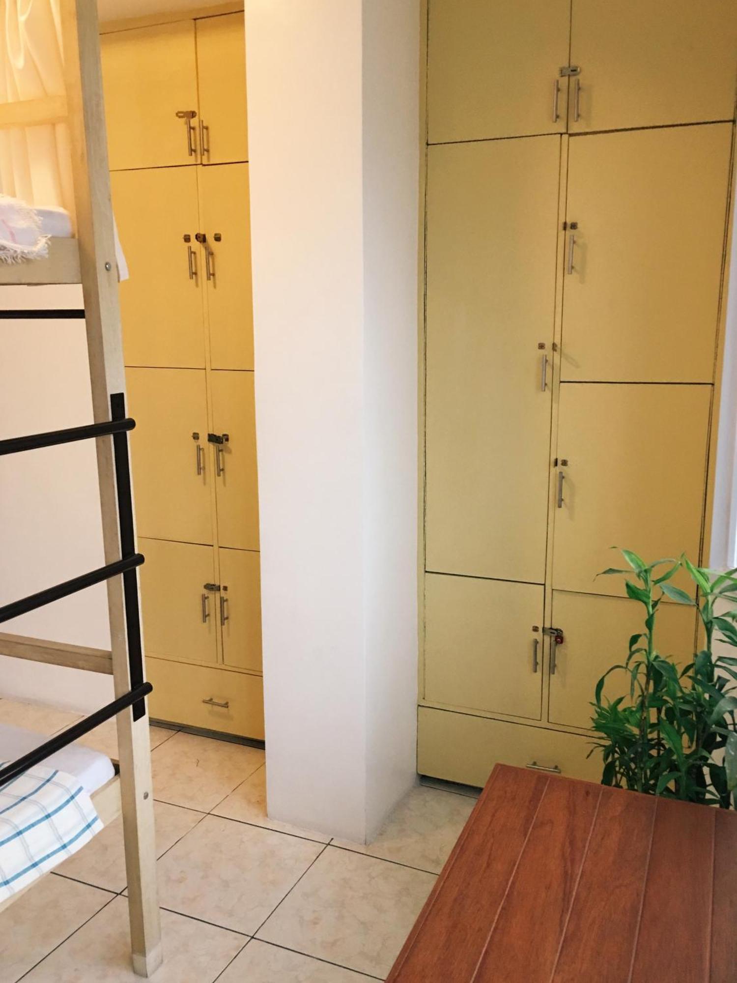 1 River Central Hostel Makati City Стая снимка