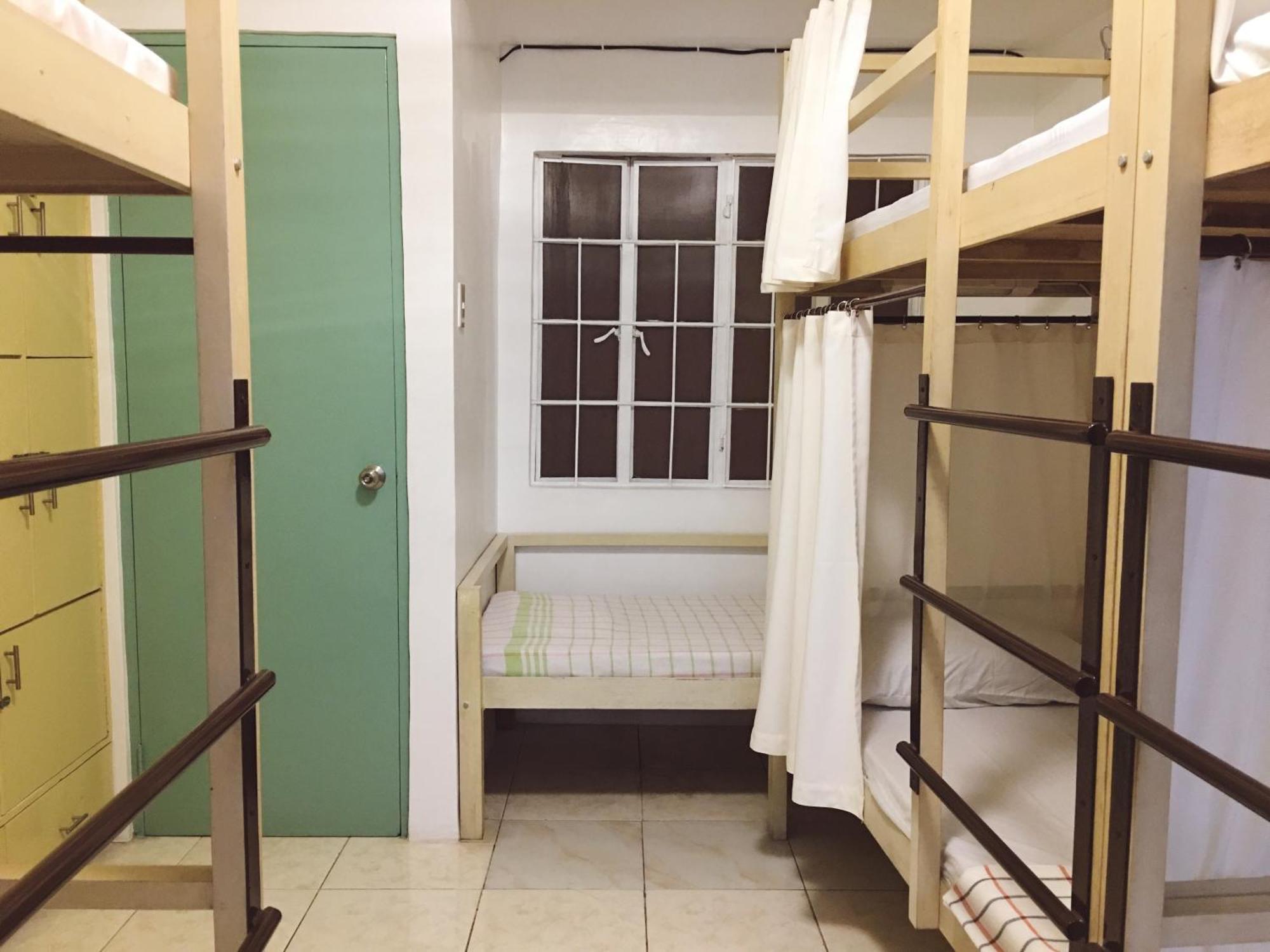 1 River Central Hostel Makati City Стая снимка