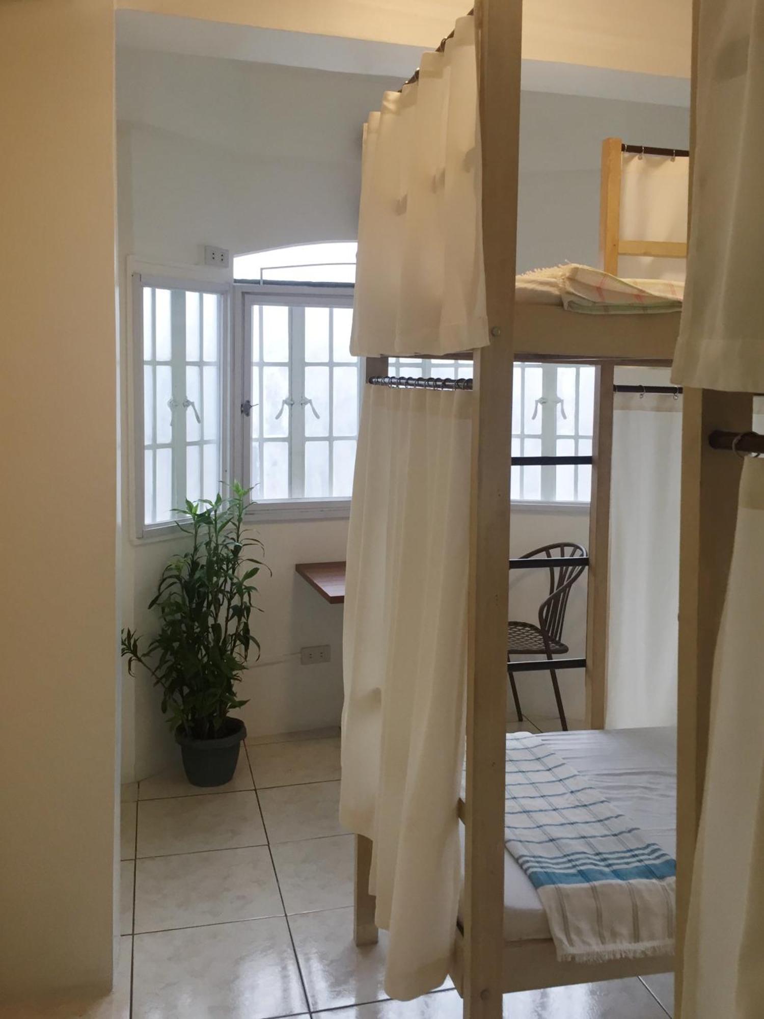 1 River Central Hostel Makati City Стая снимка