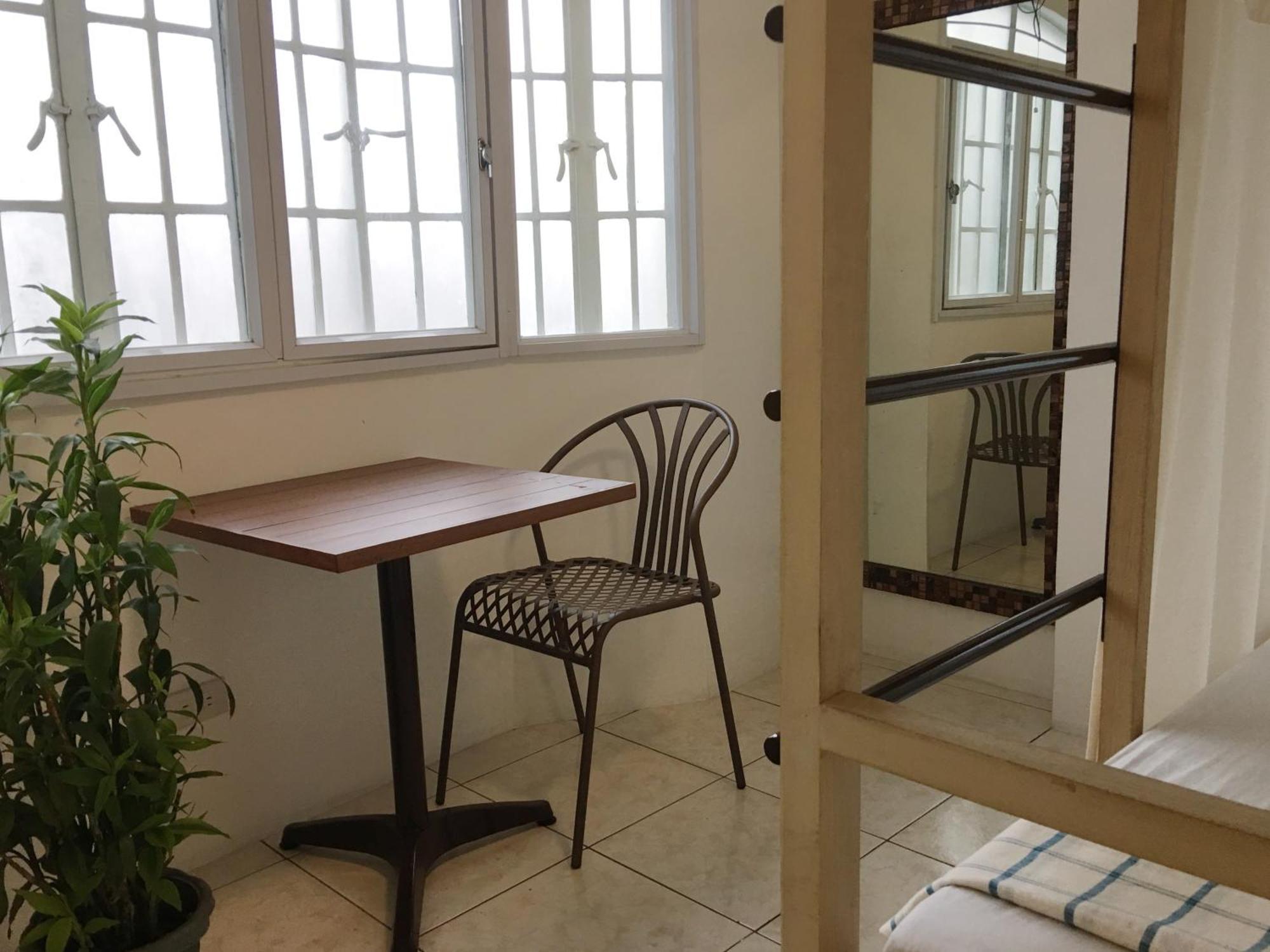 1 River Central Hostel Makati City Стая снимка