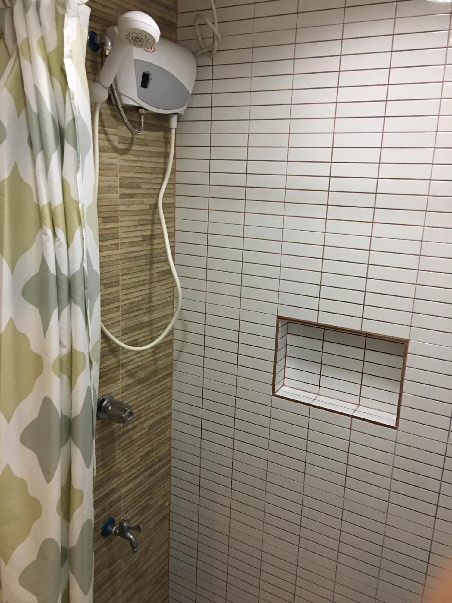 1 River Central Hostel Makati City Стая снимка