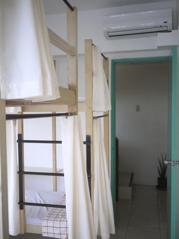 1 River Central Hostel Makati City Стая снимка