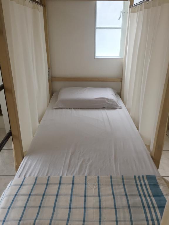 1 River Central Hostel Makati City Стая снимка