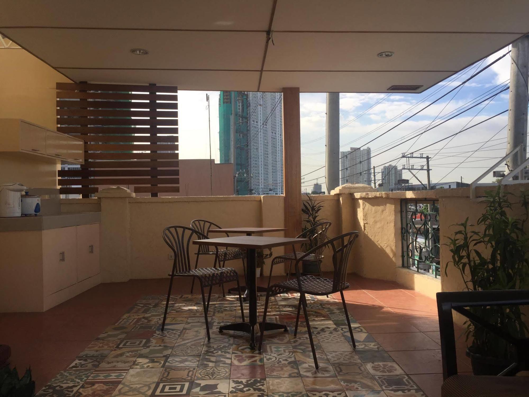 1 River Central Hostel Makati City Екстериор снимка